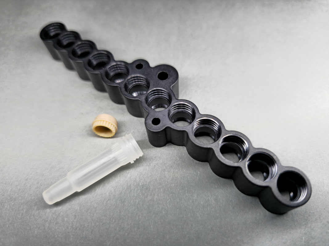 Schaftlagerbalken für 12-fach Pipette Werkstoff PPS 40% GV12 Feingewinde düsenseitig12 metrische Gewinde auswerferseitig jeweils über Servoantrieb ausgespindelt