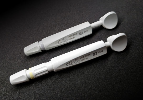 medizinische Kunststoffteile mit grauer Inline-Bedruckung, die präzise Markierungen und Informationen tragen oder das branding tragen