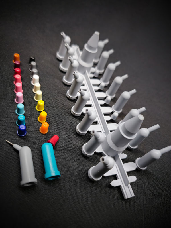 Ein Beispiel aus der Spritzgussmaschine, detailiert und mehrteilig aus der Werkzeugtechnik von Schnitzler Kunststoffe hochwertiges Medizin Instrument Mehrfach Kavitäten Spritzguss Teil 32 Fach effizient in vielen Farben