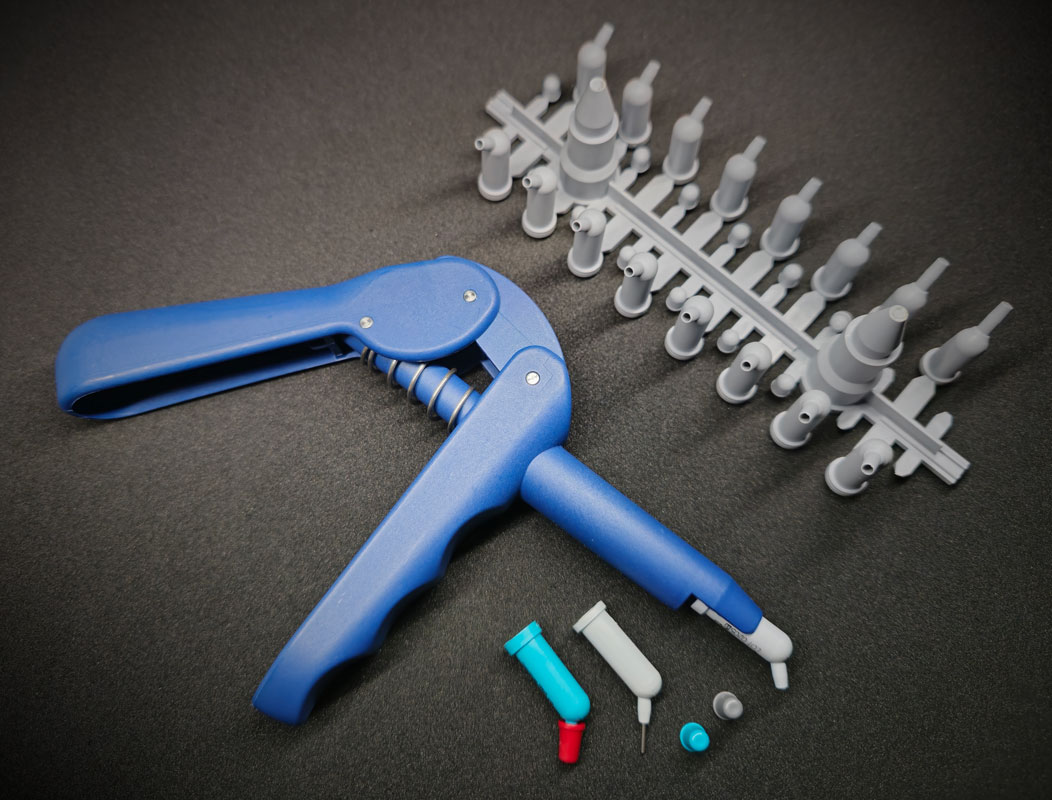 Ein Beispiel aus der Spritzgussmaschine, detailiert und mehrteilig aus der Werkzeugtechnik von Schnitzler Kunststoffe hochwertiges Medizin Instrument