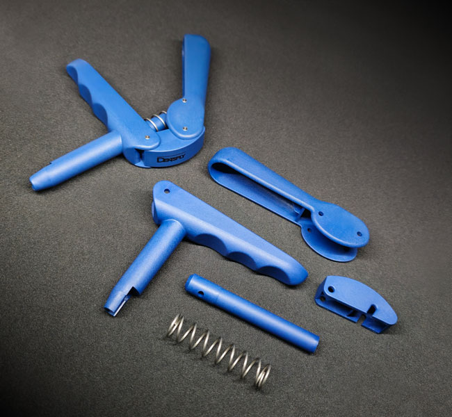 Ein Beispiel aus der Spritzgussmaschine, detailiert und mehrteilig aus der Werkzeugtechnik von Schnitzler Kunststoffe hochwertiges Medizin Instrument, Montage Produkt