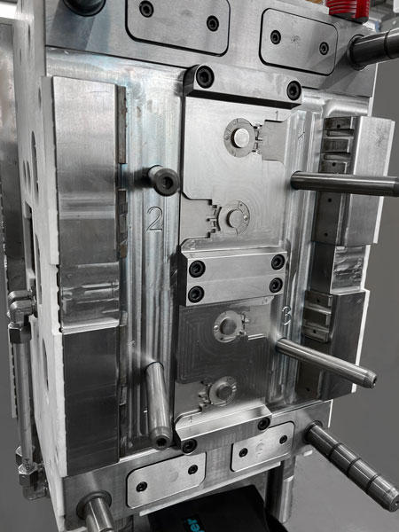 Hersteller Produzent Lieferant Firma Schnitzer Kunststoffe zeigt ein Spritzguss Werkstück für die erstellung der Kunststoffteile in Mengen Günstig, Werkzeug bau von Schnitzler