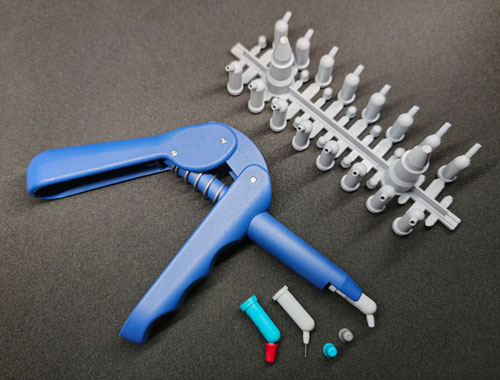 Applikatorpistole zum Ausdrücken von Zahnfüllmaterialien Baugruppe aus 4 Kunststoffteilen  Werkstoff PA 6.6 30% GV mit Feder,  3 V2A Bolzen und eingepresster Ausdrückspitze, Verbindungsstück bedruckt