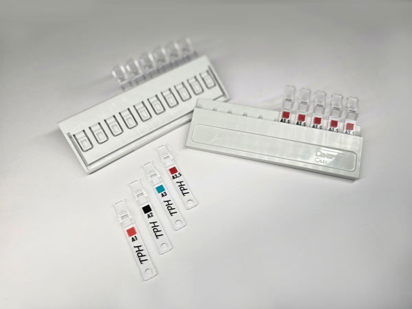 Farbschlüsselsystem mit Halter zum Abgleich der Zahnfarbemehrfarbiger Inline-Bedruckung, die präzise Markierungen und Informationen tragen.