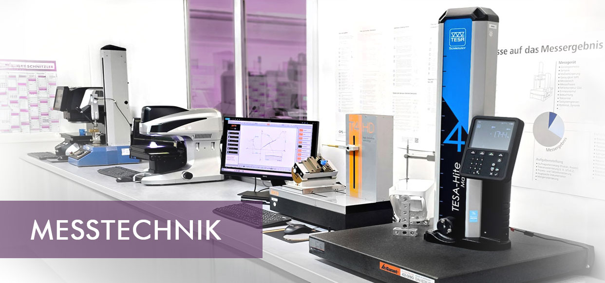 Ein modernes Messlabor mit hochentwickelten Messgeräten wie Koordinatenmessgerät, 3D-Profilometer und Messmikroskop, das für präzise Qualitätskontrollen in der Kunststofftechnik eingesetzt wird. Techniker analysieren Bauteile und gewährleisten höchste Genauigkeit und Qualität.