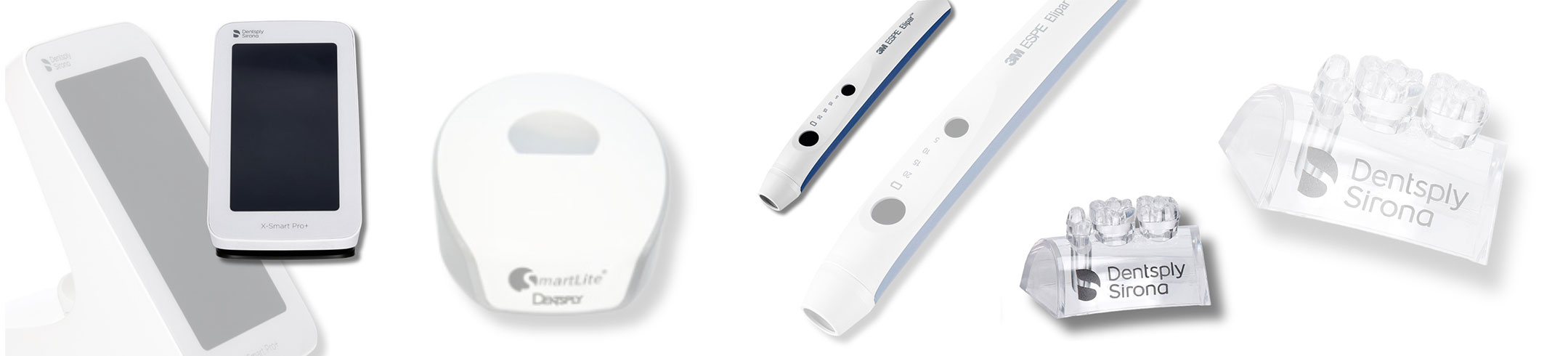 Mehrere medizinische Kunststoffteile mit mehrfarbiger Inline-Bedruckung, die präzise Markierungen und Informationen tragen.