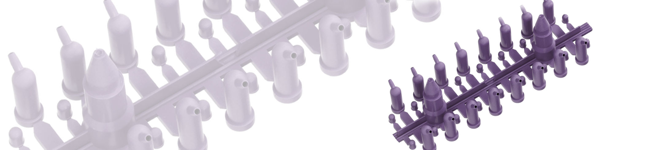 Magentafarbiges Mehrfach-Kavitäten-Spritzgussteil für die Primärverpackung von Zahnfüllmaterial, ausgestattet mit dem Schnitzler-Logo. Das Teil wird mit einem 32-fach Werkzeug und vier Nadelverschlussdüsen inline produziert. Es wurde 100% auf Kanülendurchfluss und Kanülenlänge geprüft und anschließend verpackt.