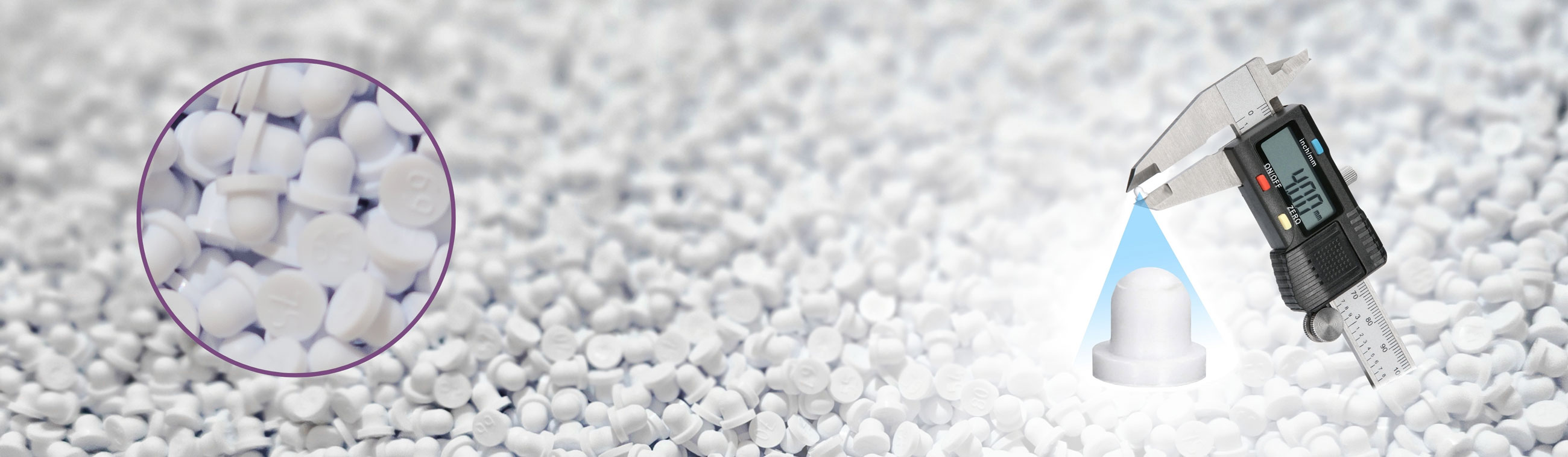 Mikrospritzguss-Teile mit einem Messschieber, der präzise Maße anzeigt, um die exakte Qualität und Dimension des kleinen Kunststoffteils zu überprüfen.